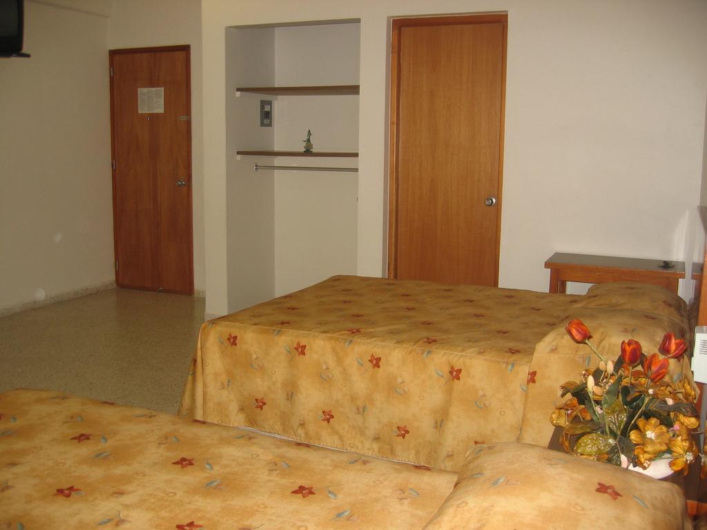 Hotel Delfines - A 2 Calles Del Acuario Veracruz Bagian luar foto