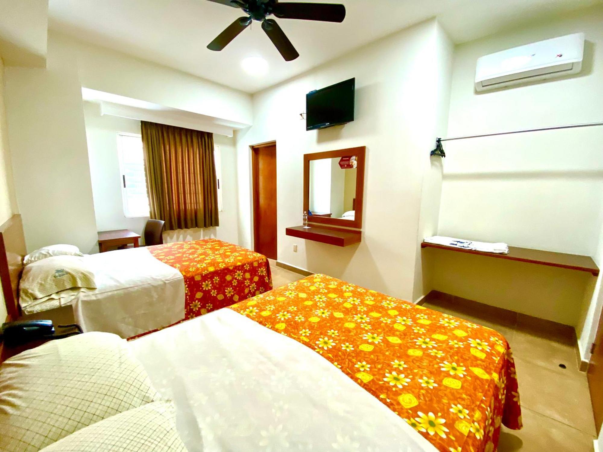 Hotel Delfines - A 2 Calles Del Acuario Veracruz Bagian luar foto